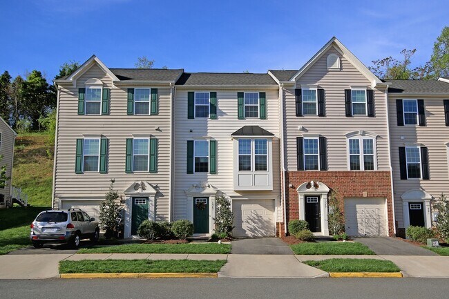 Building Photo - Spacious Pavilions at Pantops Townhome
