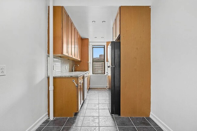 Foto del edificio - Welcome home to this sun-drenched 1-bedroom in the heart of Jackson Heights !