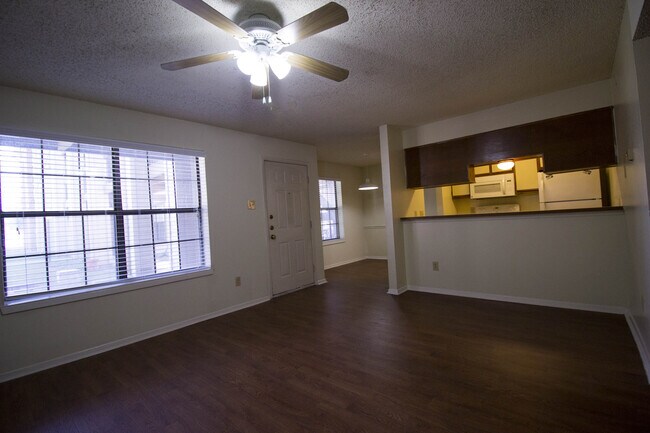 Foto del edificio - 218 N Texas Blvd