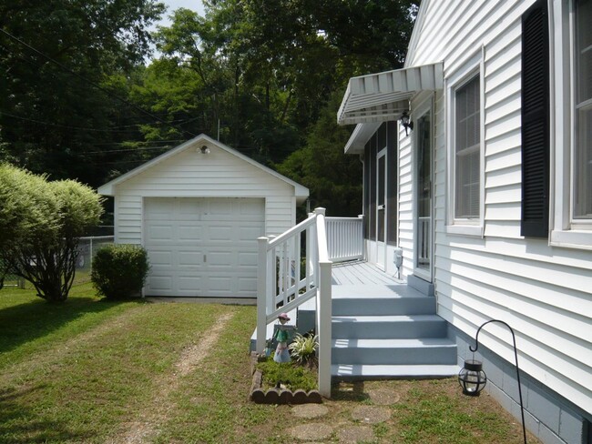 Building Photo - Charming 2 Bedroom Home Rental