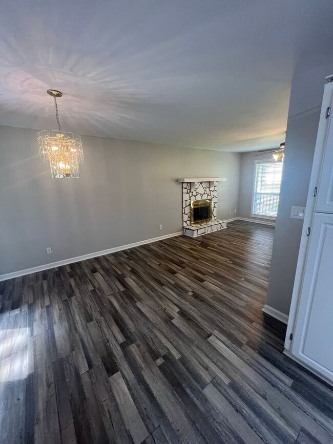 Building Photo - Charming 3-Bedroom, 2-Bath Home with Finis...