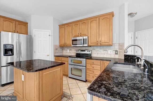Building Photo - 5985 Sunderleigh Dr