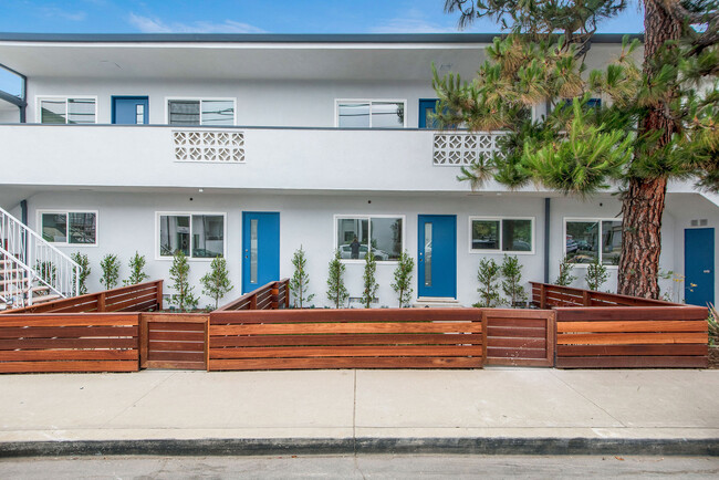 Building Photo - 411 W Franklin Ave