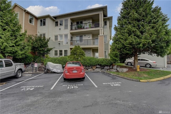 Building Photo - Spacious and Updated Condo with Garage in ...