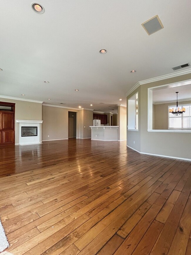 Building Photo - Beautiful Single-Level 4 Bedroom 3 Bathroo...
