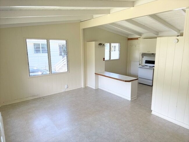 Building Photo - Pauoa Valley - 3 bedroom 1 bath house w/un...