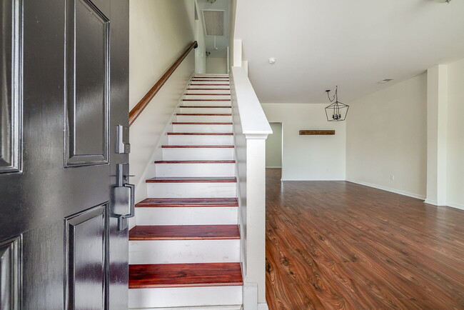 Building Photo - Spacious & Convenient