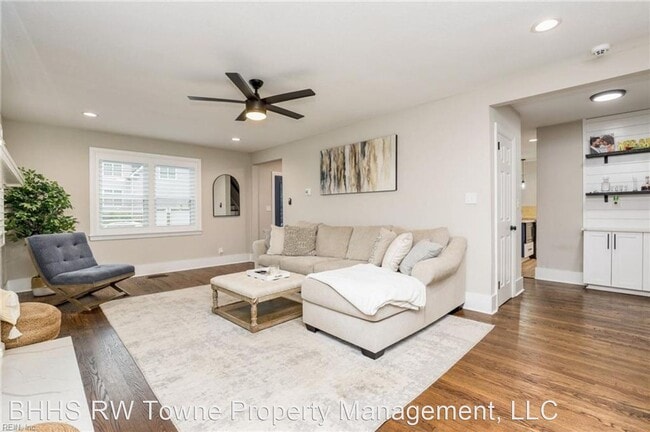 Building Photo - 4 br, 2.5 bath House - 1049 N Lexan Crescent