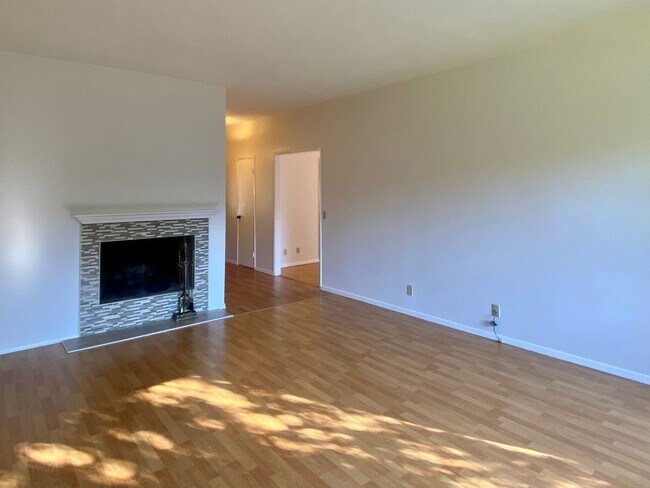 Foto del edificio - Beautifully Updated & Spacious 3 Bedroom 2...