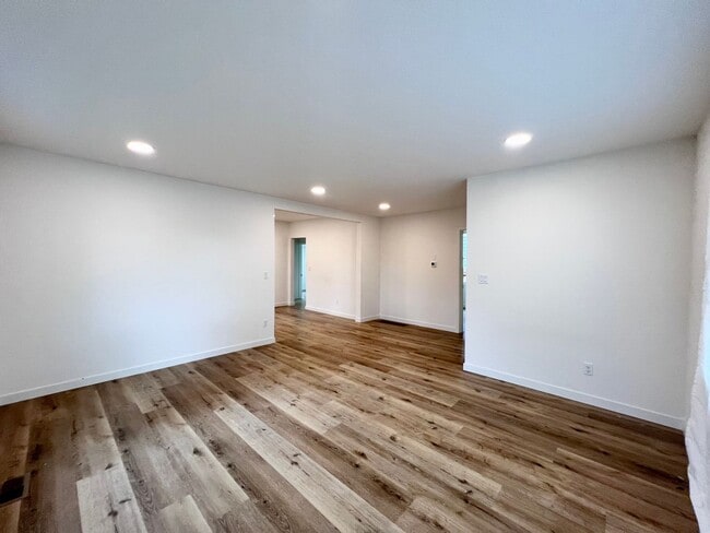 Building Photo - Modern Two-Story Gem: 3BD/1BA Home with Bo...