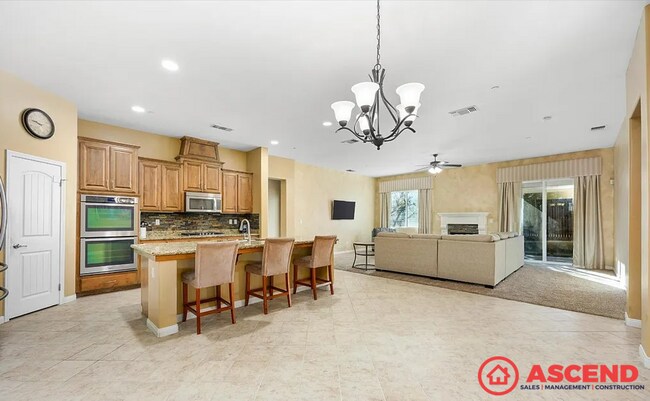 Foto del edificio - 5 Bedroom | 3 Bathroom House — Bakersfield (93314)