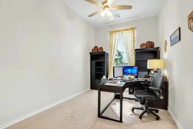 Building Photo - "Spacious 4-Bedroom Haven with 3 Full Baths in San Antonio's Charming Davis Ranch!"