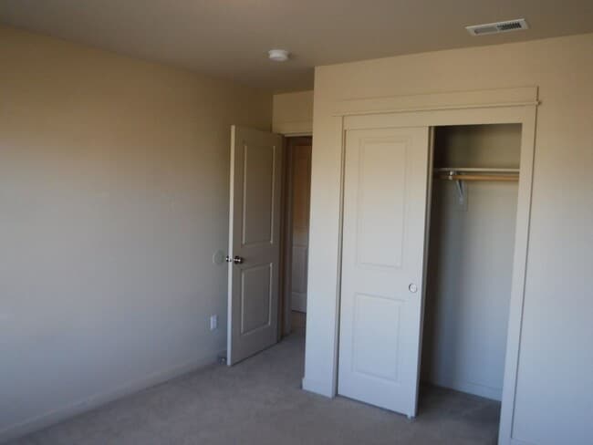 Building Photo - Conveniently Located 3 Bed/2.5 Bath Single...