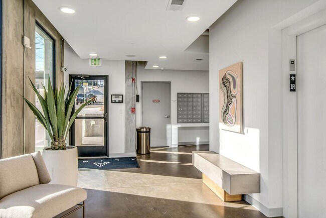 Foto del edificio - Stunning one bedroom unit in The Wedgewood section of town.