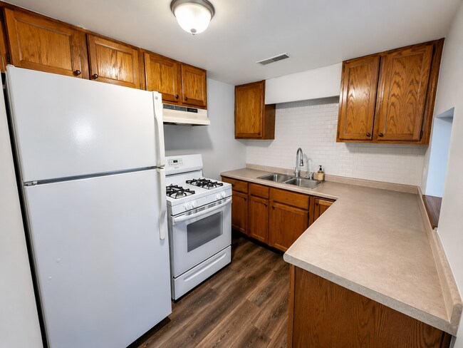 Building Photo - Updated 2BR Upper Duplex with Private Deck | Cross Plains