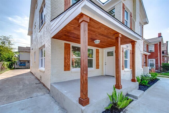 Building Photo - 2716 Isabella St