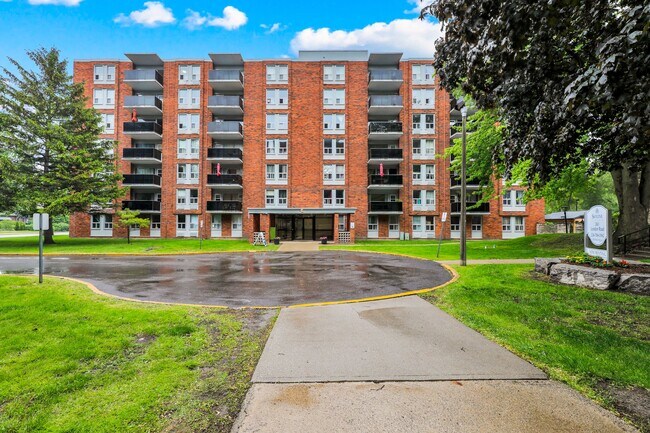 Photo du bâtiment - Governor House East & West Apartments