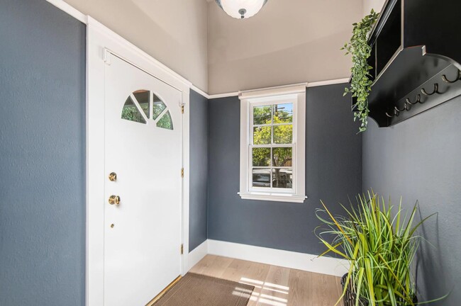 Building Photo - Updated 3BD/2BA Menlo Park Home with French Oak Floors + Bonus Room