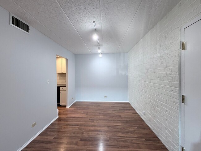 Foto del edificio - 3223 W Parkway Dr