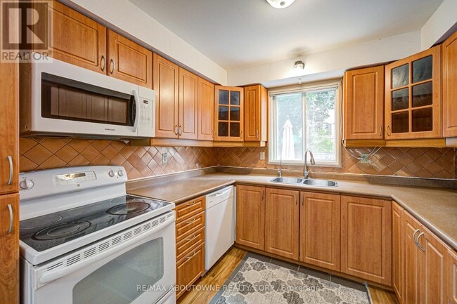 Building Photo - 4230-4230 Sunflower Dr