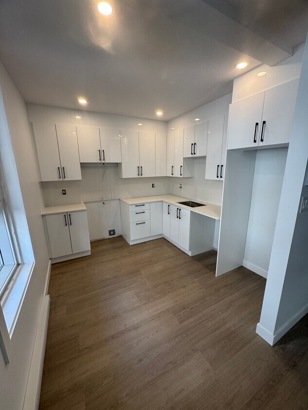 Building Photo - 6353 Av Henri-Julien