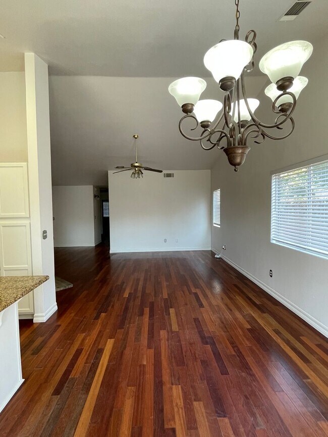 Foto del edificio - Charming 4 Bedroom Home For Rent