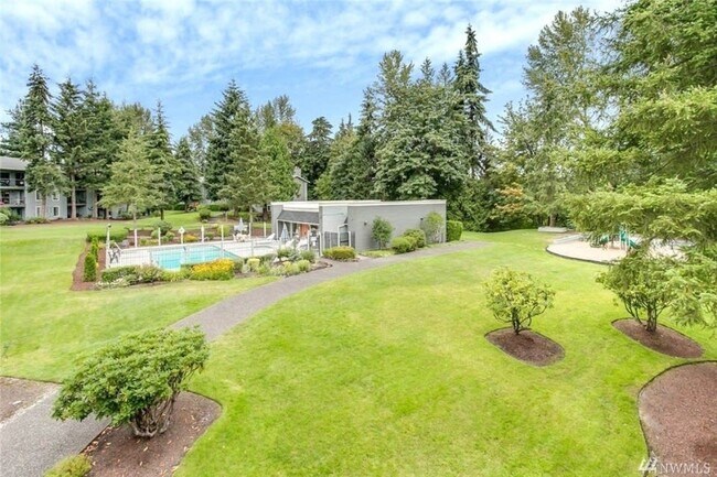Foto del edificio - 4647 West Lake Sammamish Pkwy NE