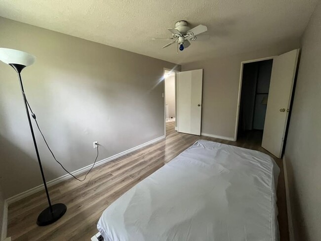 Building Photo - 162 Jansen Av