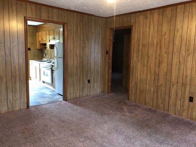 Building Photo - 2 Bedroom 1 Bath Duplex For Rent!