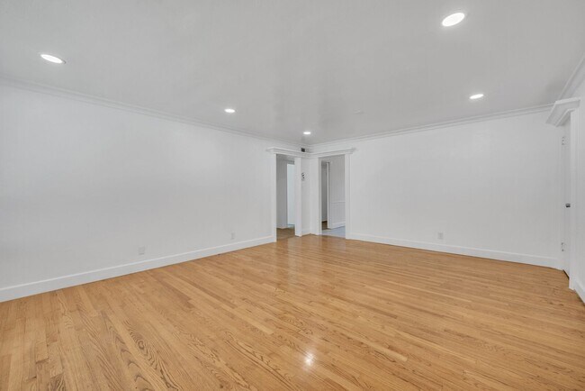 Building Photo - 4944 Crestwood Way