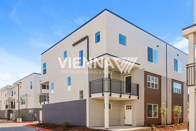 Building Photo - 7992 Quiet Knolls Dr