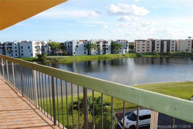 Building Photo - 2 br, 2 bath Condo - 1300 SW 122nd Ave 411B-2