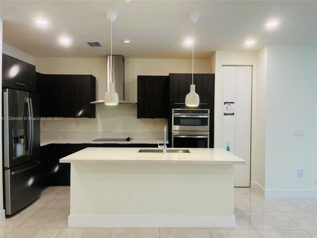 Foto del edificio - 6667 NW 102nd Path