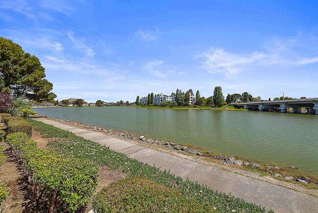 Foto del edificio - Lakeshore Landing