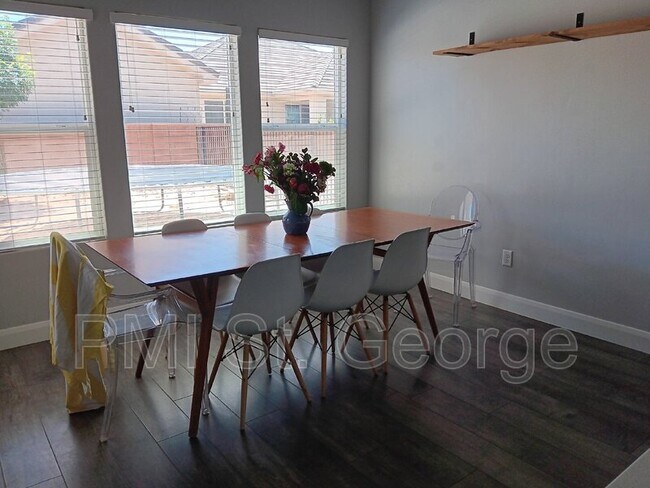 Foto del edificio - 3304 East 3050 S St