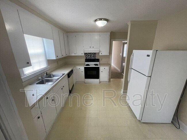 Foto del edificio - 3540 Marguerite Ln NW
