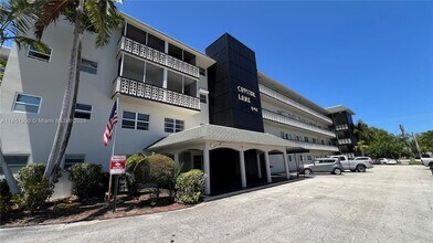 Building Photo - 941 Crystal Lake Dr