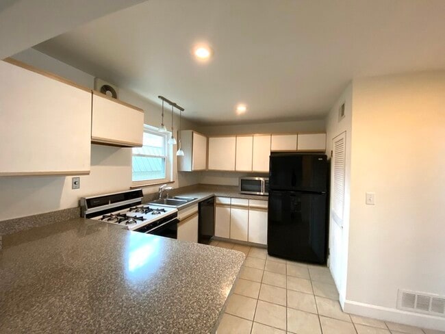 Building Photo - 2829 Observatory Ave