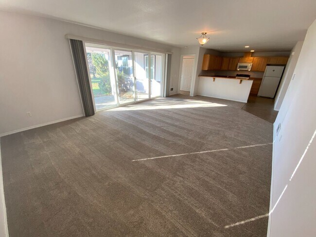 Foto del edificio - 2 Bed, 2 Bath Duplex Near Town with Countr...