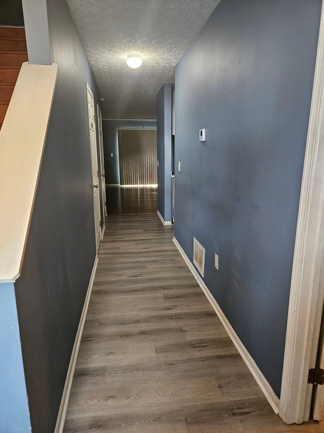 Building Photo - 6737 Lagrange Dr