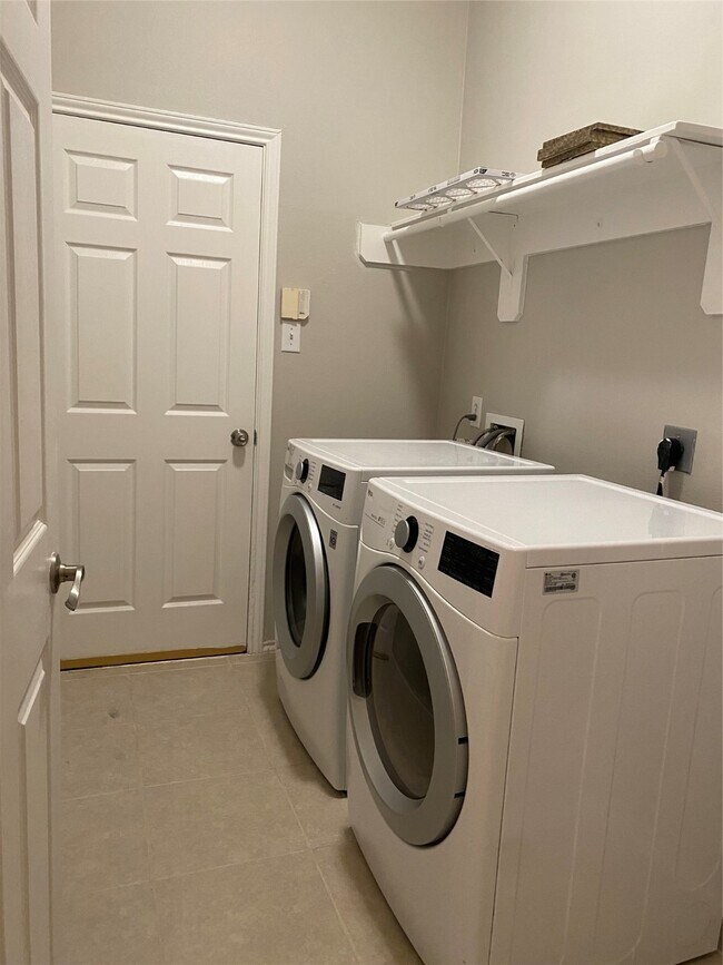 Building Photo - 12402 Shadow Dust Ct