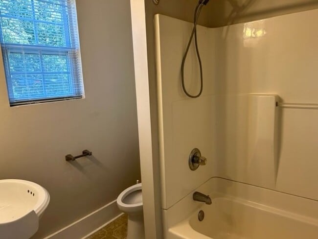 Building Photo - 4 bedroom, 3 bath 1,668 sf single family home located in Norfolk near ODU and Sentara Norfolk Gen...