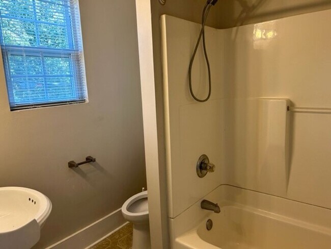 Foto del edificio - 4 bedroom, 3 bath 1,668 sf single family home located in Norfolk near ODU and Sentara Norfolk Gen...