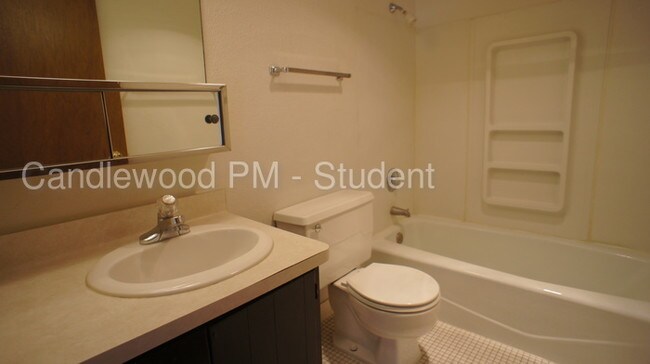 Building Photo - 2 Bedroom Apartment Available August 1, 2020!