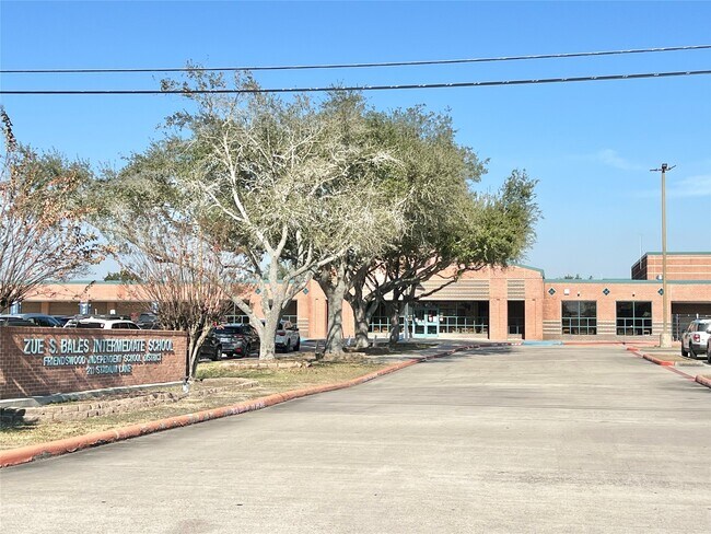 Foto del edificio - 303 Brigadoon Ln