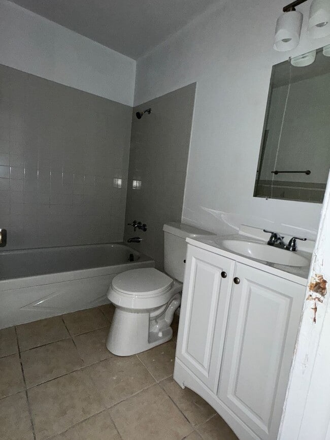 Building Photo - 1749 SW 12th- AVAILABLE NOW!!