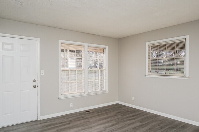 Foto del edificio - 1706 Golf Club Ln NW