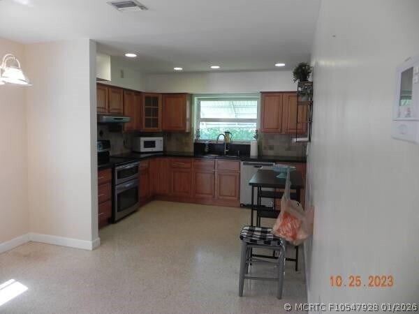 Building Photo - 819 N Highland Dr