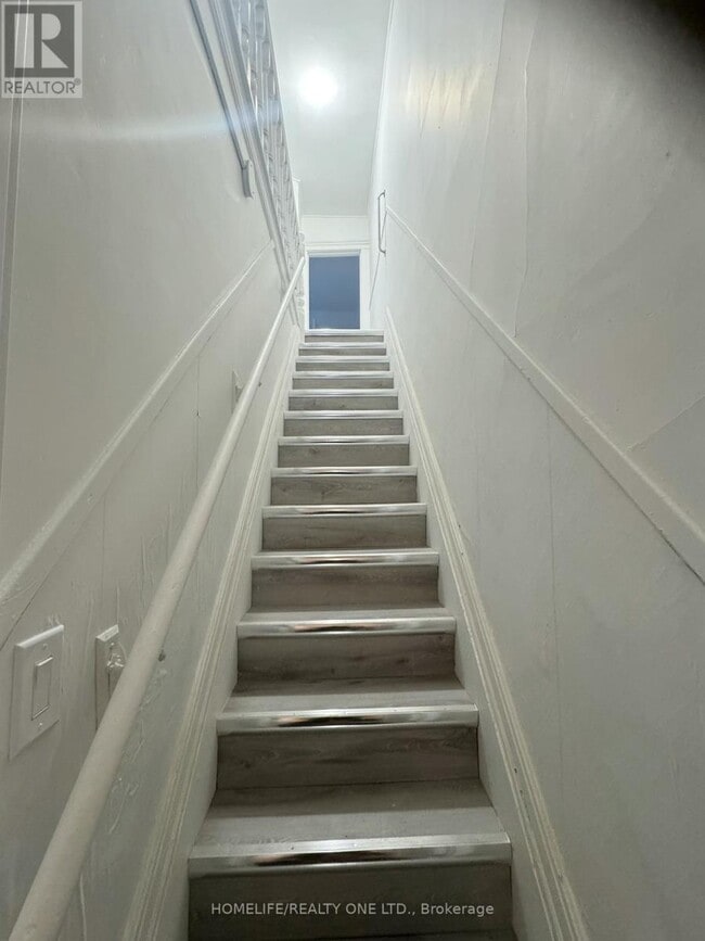 Building Photo - 1067 Dovercourt Rd