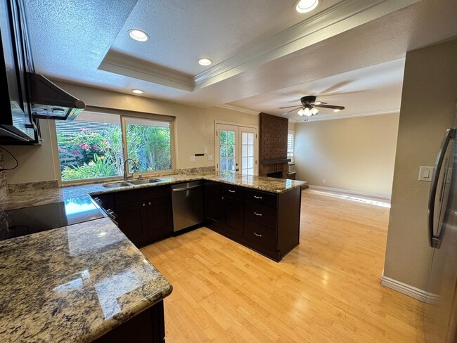 Building Photo - Charming 3Bd/2.5Ba w/Private Yard and New ...